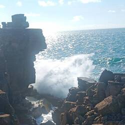 Interessante Felsentürme und tosende Brandung