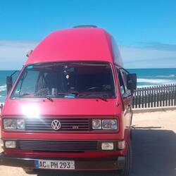 Schönes Bild mit Bus und Meer am Praia Azul