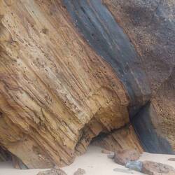 Welches Ereignis hat bei der Entstehung des Felsens den dunklen Streifen verursacht?