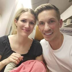 Kurz vor dem Abflug stillen gegen den Druck auf den Baby Ohren.