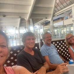 Noch nichts Böses ahnend im Flughafen Muskat