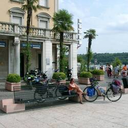 Im Hafen von Salò - Warten auf die Fähre nach Torbole