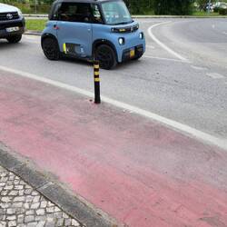 When we saw this car, we couldn't help laughing. It's so small!
