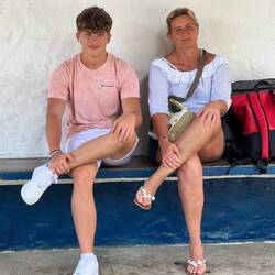 Mama und Sohn vor der Unimar