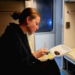 Das verkaufte Essen im Zug schmeckte Patty nicht so gut. Schade waren die Bahn Mi so schnell weg 😅