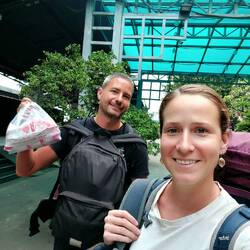 Am frühen Morgen geht es mit Bahn Mi (Sandwich) bewaffnet auf die 33-stündige Zugfahrt 🚂🚃