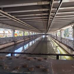 Unten Fluss, oben parallel die Autobahn