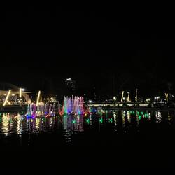 Park in Tirana bei Nacht