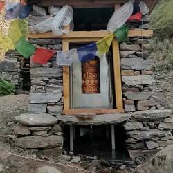 Gebetsmühle mit Wasserantrieb