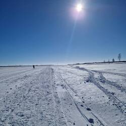 Das zugefrorene Meer mit Loipe