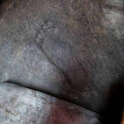 Fussabdruck des Minarepa im Fels