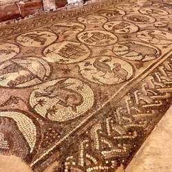 die gut erhaltenen Mosaikböden der byzantinischen Kirche