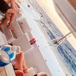 ..Zeit zum lesen auf ruhiger See..