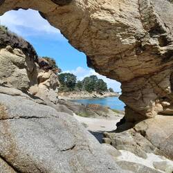 La Roche Percée. Elle donne son nom commun à la plage de Kerveltrec