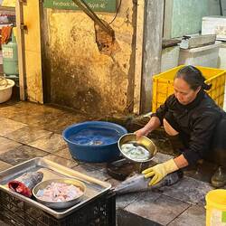 Normal de preparer un poisson directement sur le trottoir