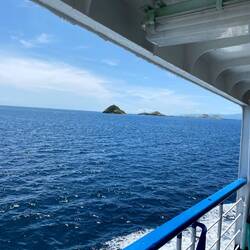 Kleine Inseln vor Sumbawa, im Hintergrund Lombok