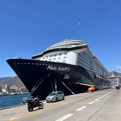 Vor uns liegt "Mein Schiff 3", noch grösser als unser Schiff!