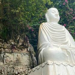 ... auf/in den Marble Mauntains, natürlich mit Buddha'se ...