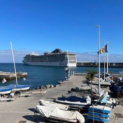Von der Uferpromenade aus hat man einen guten Blick auf die MSC Fantasia.
