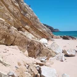 Toller Strand mit Klippen