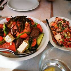 Griechischer Salat und Oktopus in Essig
