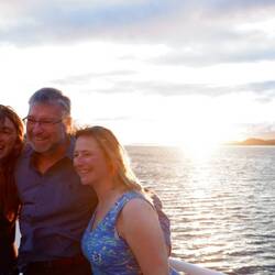Expeditionscrew zum Abschluss in Feierlaune