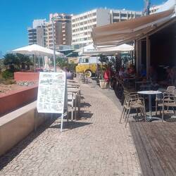 Die Betonburgen stehen noch