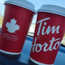 Kaffee von Tim Hortons geht immer und die Muffins, Cookies oder Wraps sind eh richtig lecker.