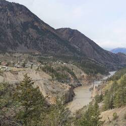 Lillooet mit Eisenbahnbrücke