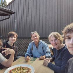 Elijah spendiert uns allen eine Pizza
