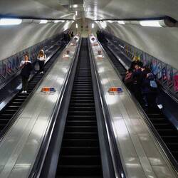 Tube Station in London (die Rolltreppen sind doppelt so schnell, wie in Deutschland)