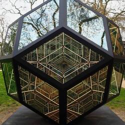 Glas und LED Installation von Anthony James im Berkeley Square in Mayfair