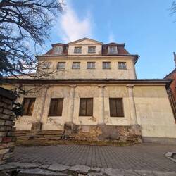 Vielleicht sollte ich dieses Haus direkt am Fluss kaufen