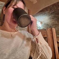 Mein riesen Stuhl und Bier aus Tonkrügen