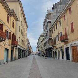 Leere Fußgängerzone in Valenza