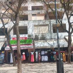 Über den Shops verfallen die Betonburgen