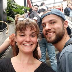 Die communa 13 liegt so hoch dass wir mit Rolltreppen fahren. Es fahren dort keine Autos.