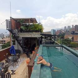 Rooftop Pool und Bar mit Ausblick über die ganze Stadt