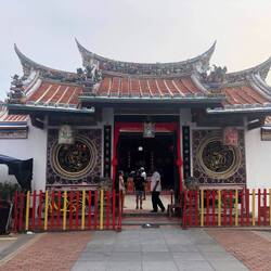La porte d'un temple bouddhiste
