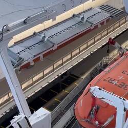 Die Gangway wird herabgelassen.