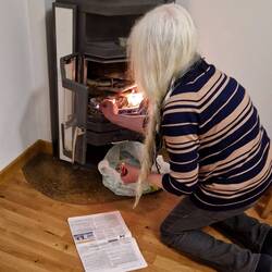 Meine Ansprechpartnerin beim Feuer machen