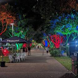 Alles schick beleuchtet.