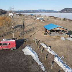 Übernachtungsplatz am zugefrorenen Fraser Lake