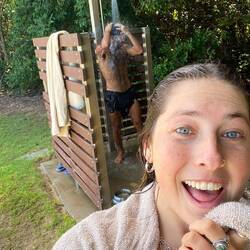 מצאנו מקלחת בדרך