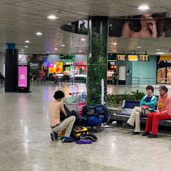 Warten am Flughafen
