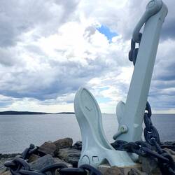 Der Anker gehört zu einem Denkmal für Verstorbene eines Flugzeugträgers