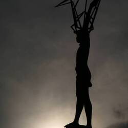 Das Kinderdenkmal. Der Origami-Vogel wird von Kindern in ganzen Ketten hingehängt