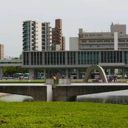 Die Gedenkflamme und im Hintergrund das Museum