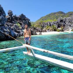 Im Hintergrund e Privatstrand...