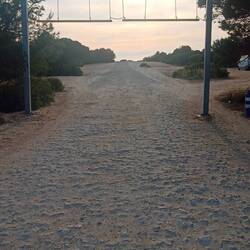 Über den Parkplatz geht's zum Strand